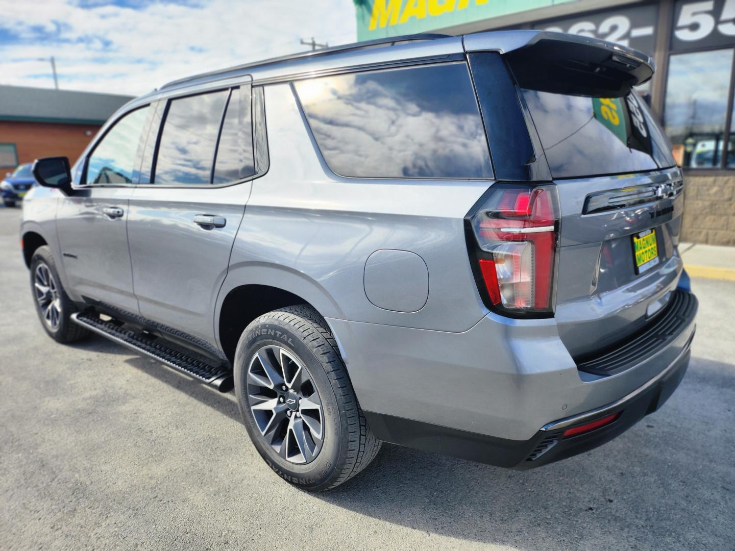 2022 GRAY /BLACK LEATHER CHEVROLET TAHOE Z71 (1GNSKPKD5NR) with an 5.3L engine, Automatic transmission, located at 1960 Industrial Drive, Wasilla, 99654, (907) 274-2277, 61.573475, -149.400146 - Photo#3